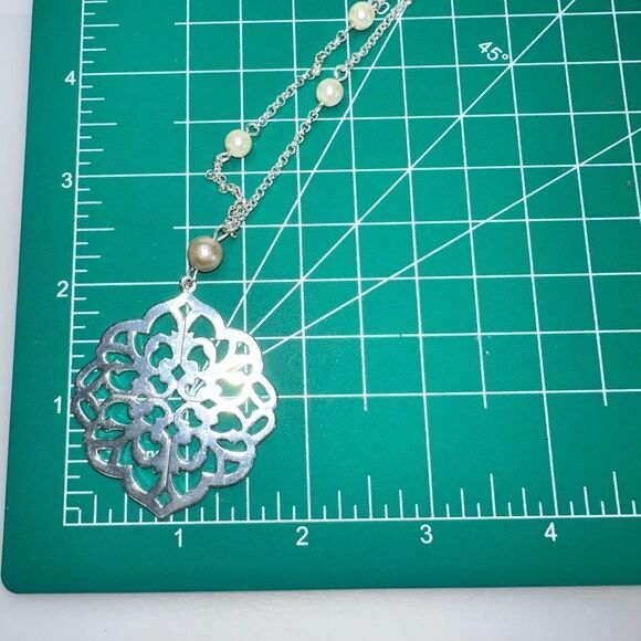 CHAPS Floral Open Design Silverton Pendant Faux Pearl Link Necklace 17-19" - Picture 6 of 6